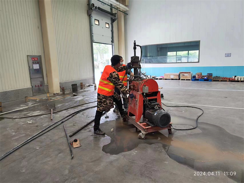 南郊厂房地面下沉塌陷注浆加固施工